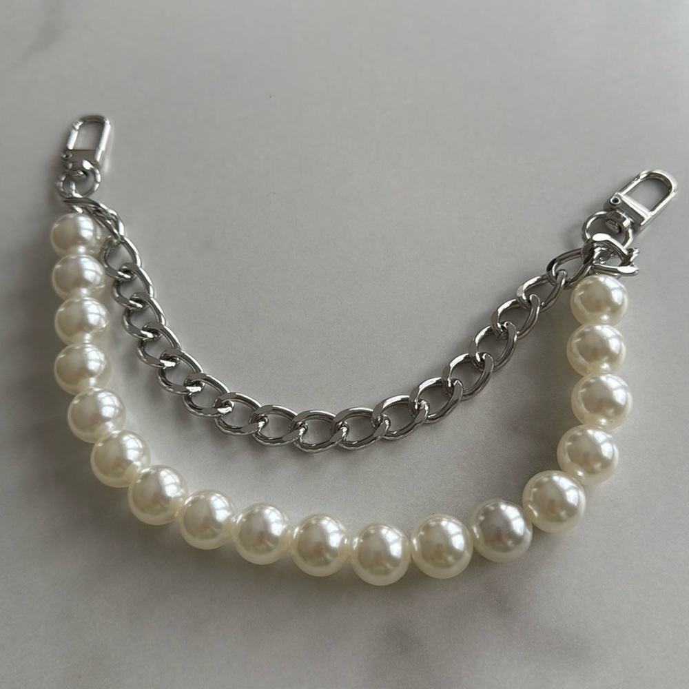 Elegant Silver and Faux Pearl Bag Chain